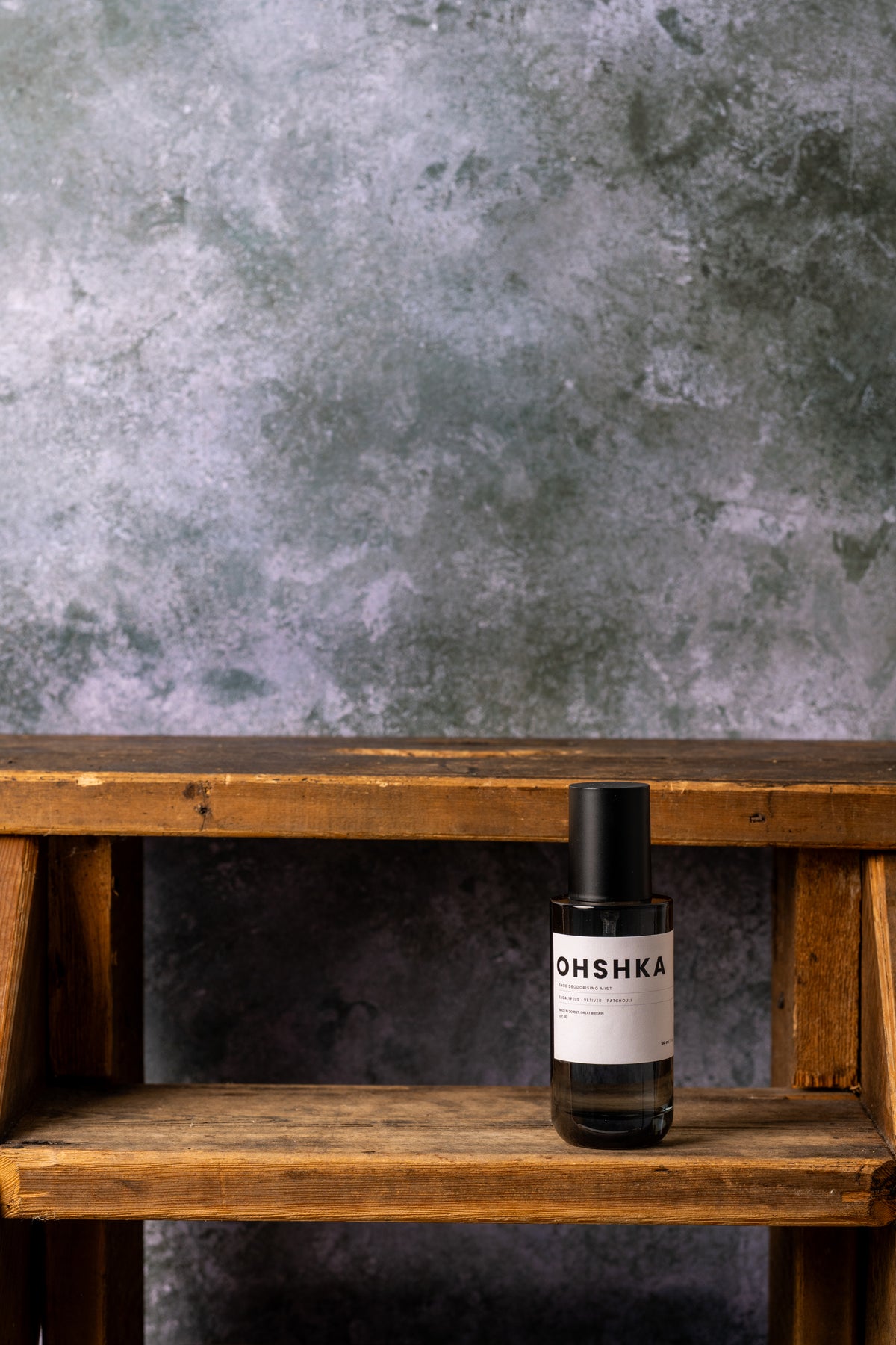 OHSHKA Shoe mist on step